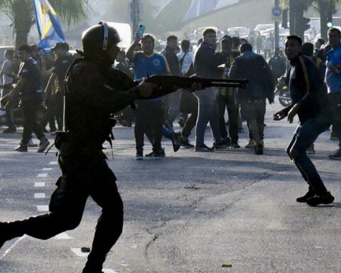 Harsh clashes between Rosario Central fans and the police