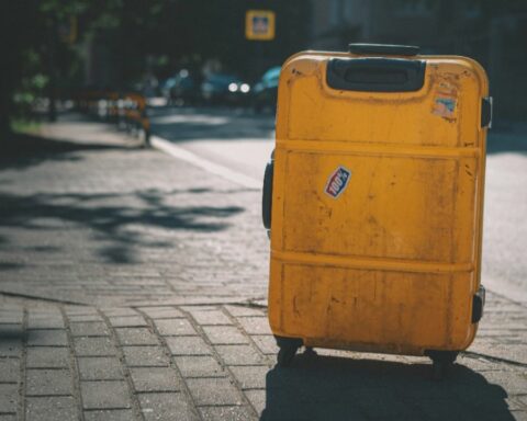 Take a seat before knowing how much money you can charge if the airline damages or loses your suitcase, according to SERNAC