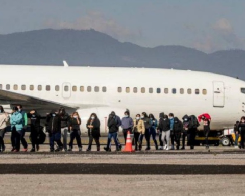 The US warns airlines and travel agencies not to get involved in illegal migrant smuggling
