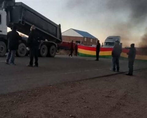 Transporters achieve partial attention to their demands and suspend blockade on the Oruro - La Paz route