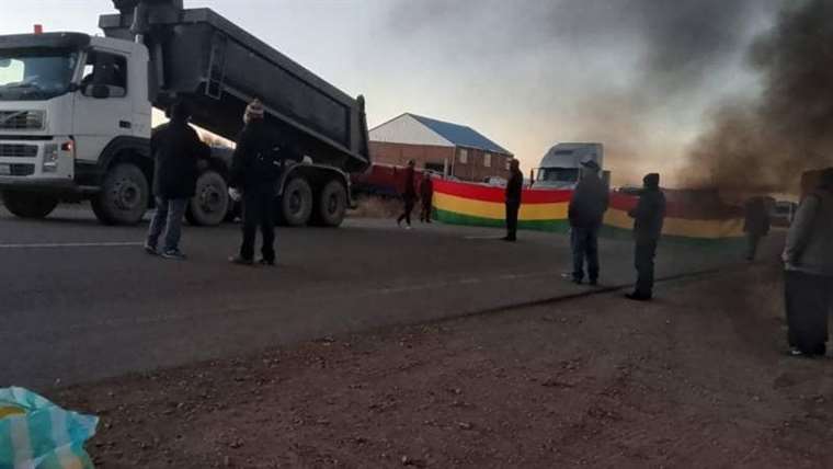 Transporters achieve partial attention to their demands and suspend blockade on the Oruro - La Paz route