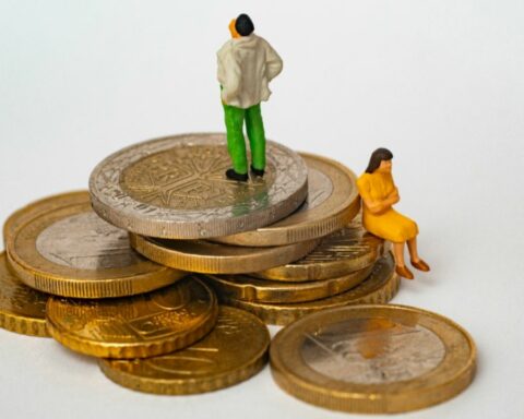 Who can collect compensation for divorce in Chile with only 2 requirements