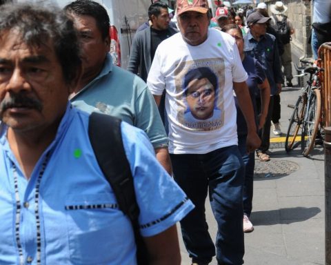AMLO meets with parents from Ayotzinapa; it is a procedural meeting, says lawyer