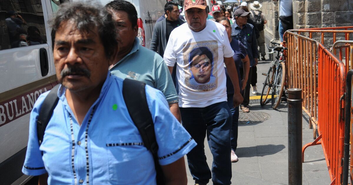 AMLO meets with parents from Ayotzinapa; it is a procedural meeting, says lawyer