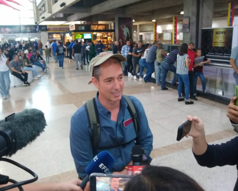 After entering the country, former deputy Víctor González was deported