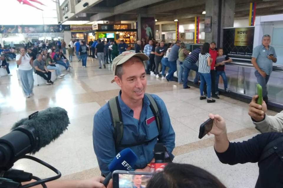 After entering the country, former deputy Víctor González was deported