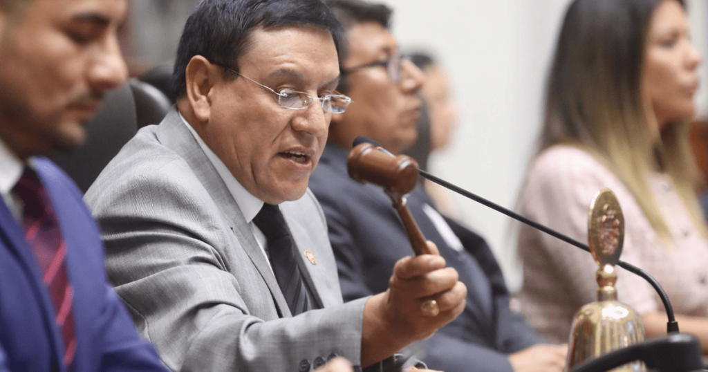 Alejandro Soto confronts the PNP for removing the bars outside Congress