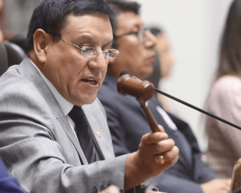 Alejandro Soto confronts the PNP for removing the bars outside Congress