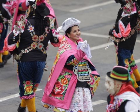 Ayacucho and Junín delegations led the great Civic Military Parade