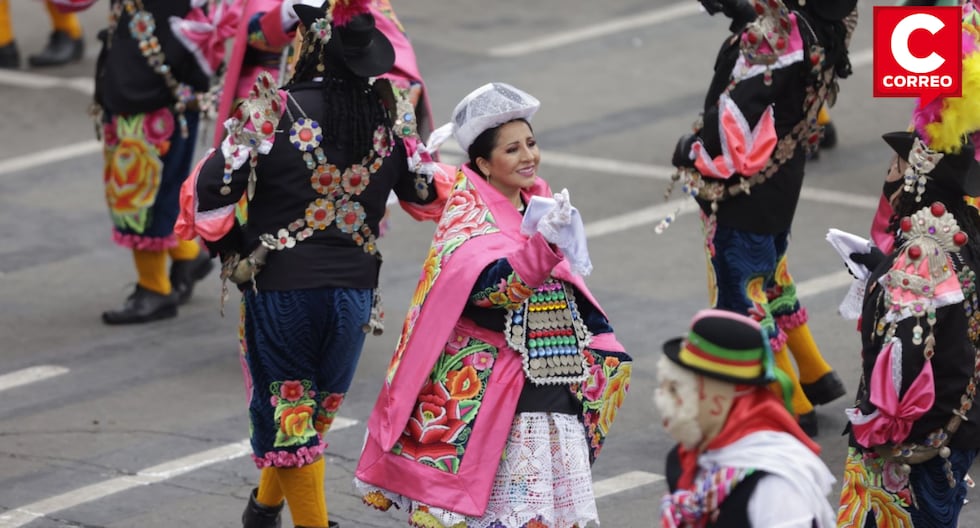 Ayacucho and Junín delegations led the great Civic Military Parade