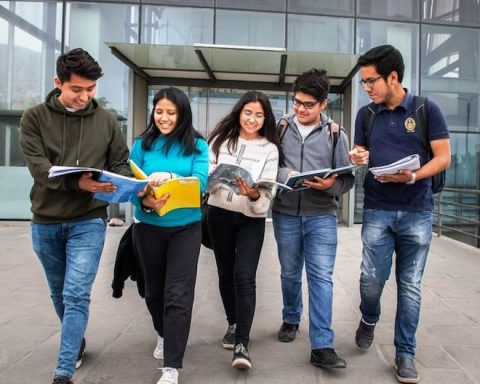 CCL: There are 2.9 million Peruvians who have not completed their higher education