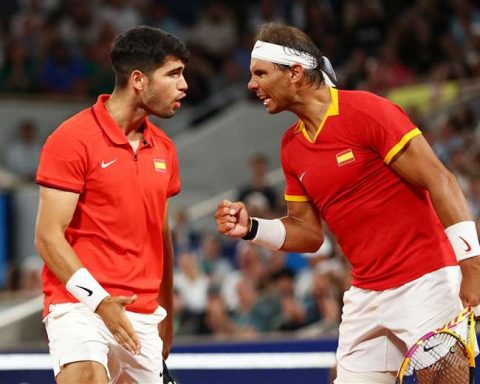 Coco Gauff disappoints, Zverev advances in a Paris that is delirious with the Nadal-Alcaraz duo