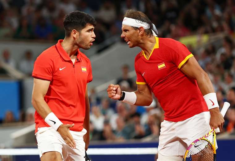 Coco Gauff disappoints, Zverev advances in a Paris that is delirious with the Nadal-Alcaraz duo