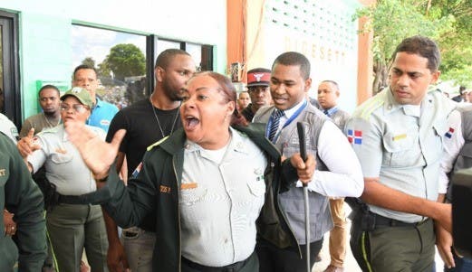 Condenan a 6 meses de prisión suspendida a coronela por agresión a Defensor del Pueblo