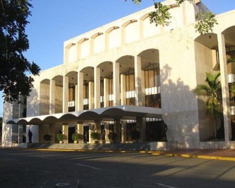 Congreso aprueba acto juramentación de Abinader en el Teatro Nacional