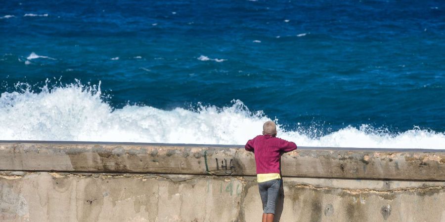 Una persona en el Malecón de La Habana, Cuba