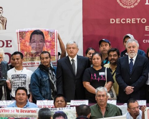 Decentralization and Ayotzinapa, the pending tasks that AMLO has already entrusted to Sheinbaum