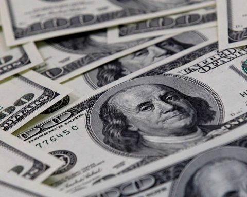 Dollar closes at R$5.60 with cyber blackout and US elections