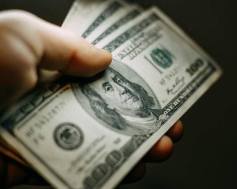 Dollar could close, for the second consecutive week, above $4,000