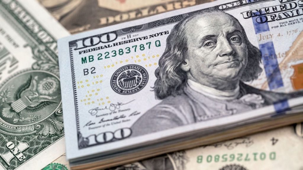 Dollar: how much did it close at in the third week of July?