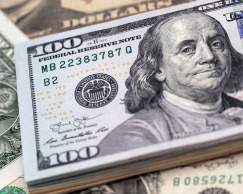 Dollar: how much did it close at in the third week of July?