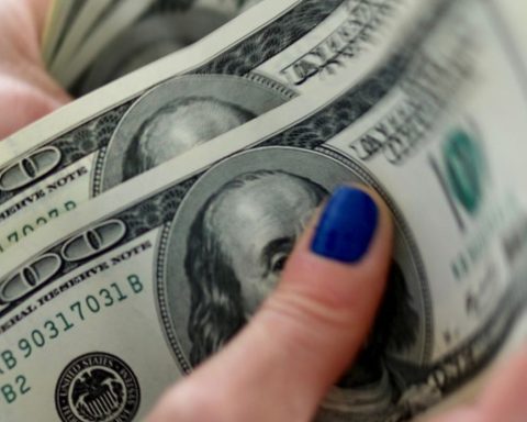 Dollar remains close to R$5.60 amid uncertainty in Brazil and abroad