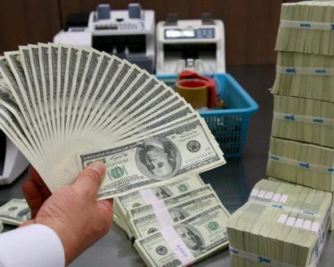 Dollar trades stable awaiting US growth and inflation data