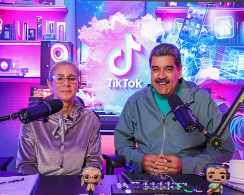 El País names Maduro “the new king of Tik Tok”