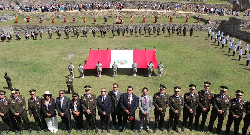 For the first time, they raise the Peruvian flag and march in the middle of Machu Picchu (PHOTOS)