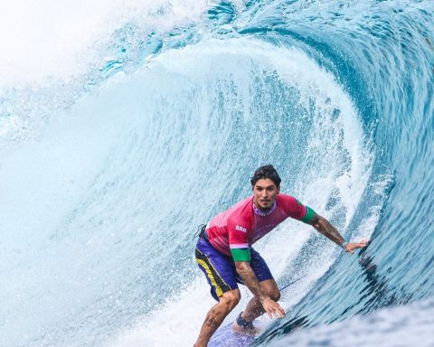 Gabriel Medina shines at Teahupoo and reaches the quarterfinals in surfing