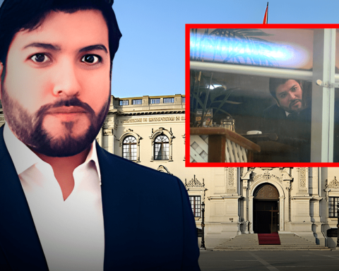 Head of Protocol at the Government Palace offers coaching services during working hours