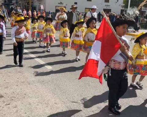 Huancayo begins the Santiago festival with a grand parade of children and adults