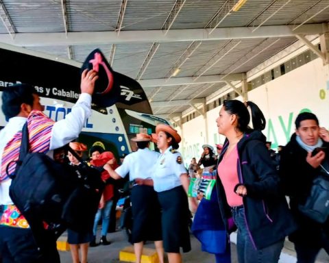 Hundreds of tourists arrive in Huancayo and are welcomed with the traditional Santiago