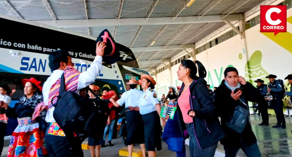 Hundreds of tourists arrive in Huancayo and are welcomed with the traditional Santiago