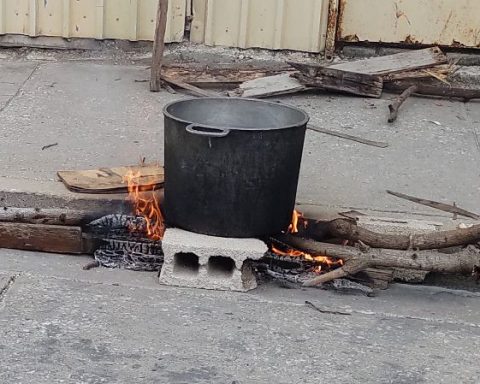 Preparación de una caldosa por el 26 de Julio en una calle de Cuba