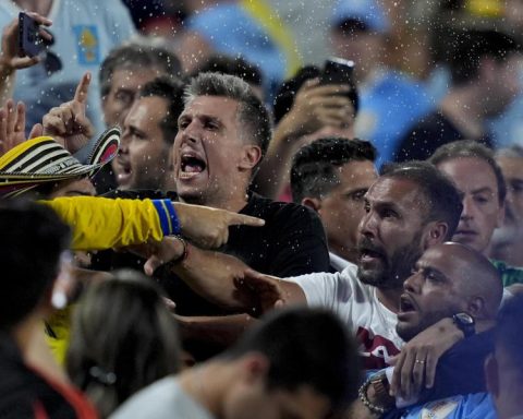 'Kun' Agüero warmed up the semi-final between Uruguay and Colombia