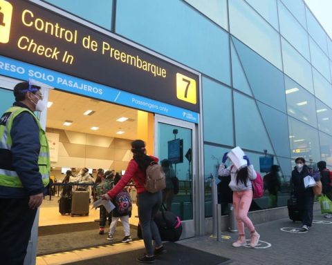 Latam Airlines Peru suspends flights between Lima and Caracas due to crisis in Venezuela