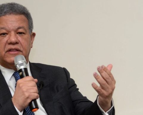 Leonel Fernandez arrives in the country from Venezuela