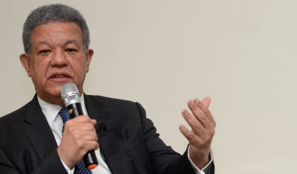 Leonel Fernandez arrives in the country from Venezuela