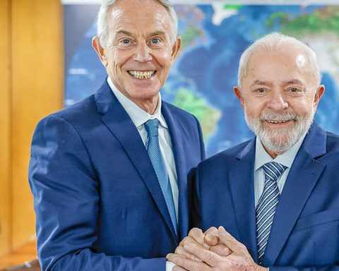 Lula and Tony Blair talk about G20 and combating extremism