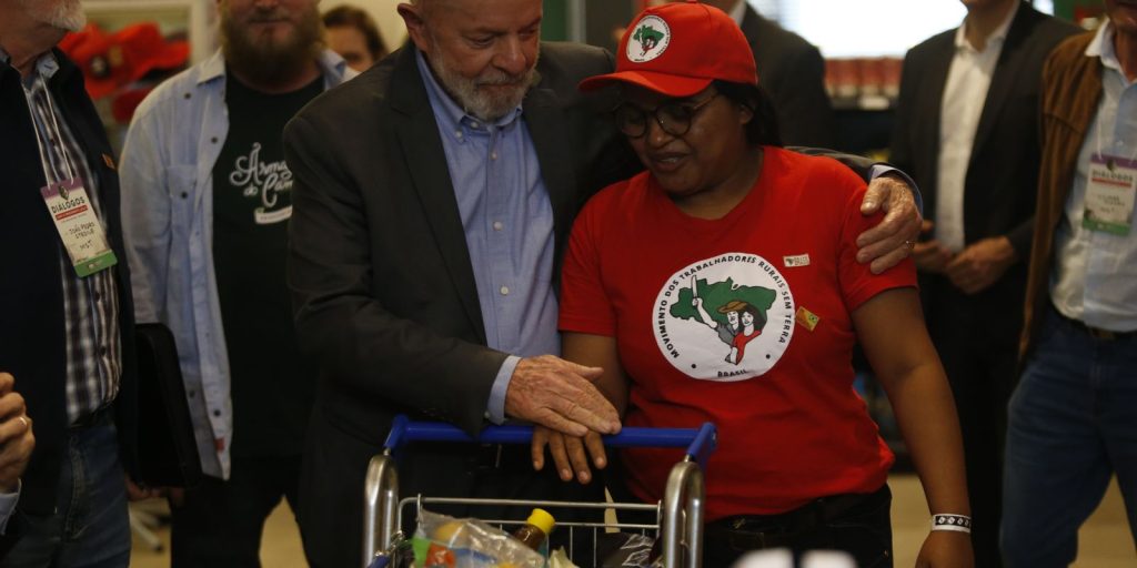 Lula holds meeting with dozens of social movements in São Paulo