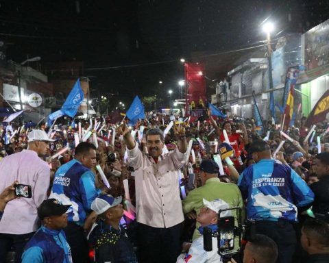 Maduro: Whoever votes for us will do so for peace and independence