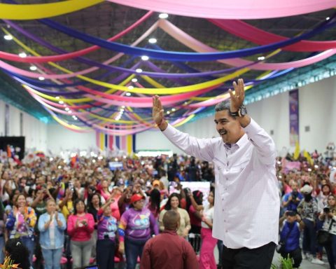 Maduro exalts socialist feminism as the path to a new society