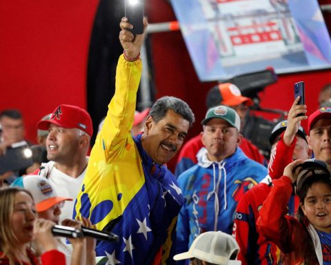 Maduro is proclaimed president of Venezuela and accuses coup d'état