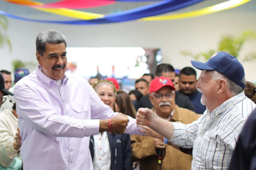 Maduro leads activity with grandfathers and grandmothers of the country