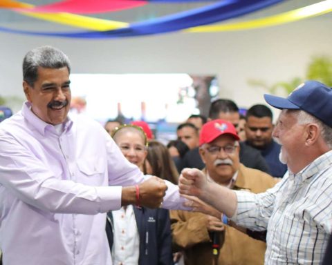 Maduro leads activity with grandfathers and grandmothers of the country
