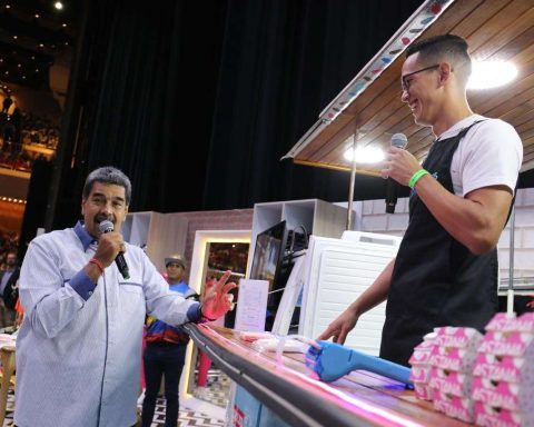 Maduro plans to hold entrepreneurship fairs in every city