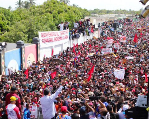 Maduro promises water in La Guajira and receives a hammock from the Wayúu people