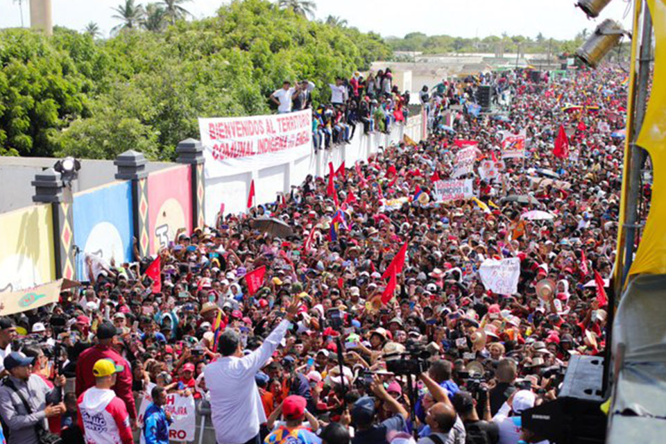 Maduro promises water in La Guajira and receives a hammock from the Wayúu people