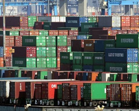 Mexico reports $1.037 billion trade deficit in June; exports fall 5.7%